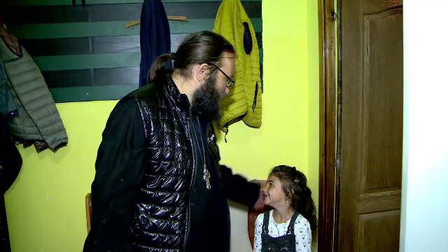 Nouă mii de copii din județul Iași au primit haine și rechizite pentru noul an școlar, la inițiativa unui preot