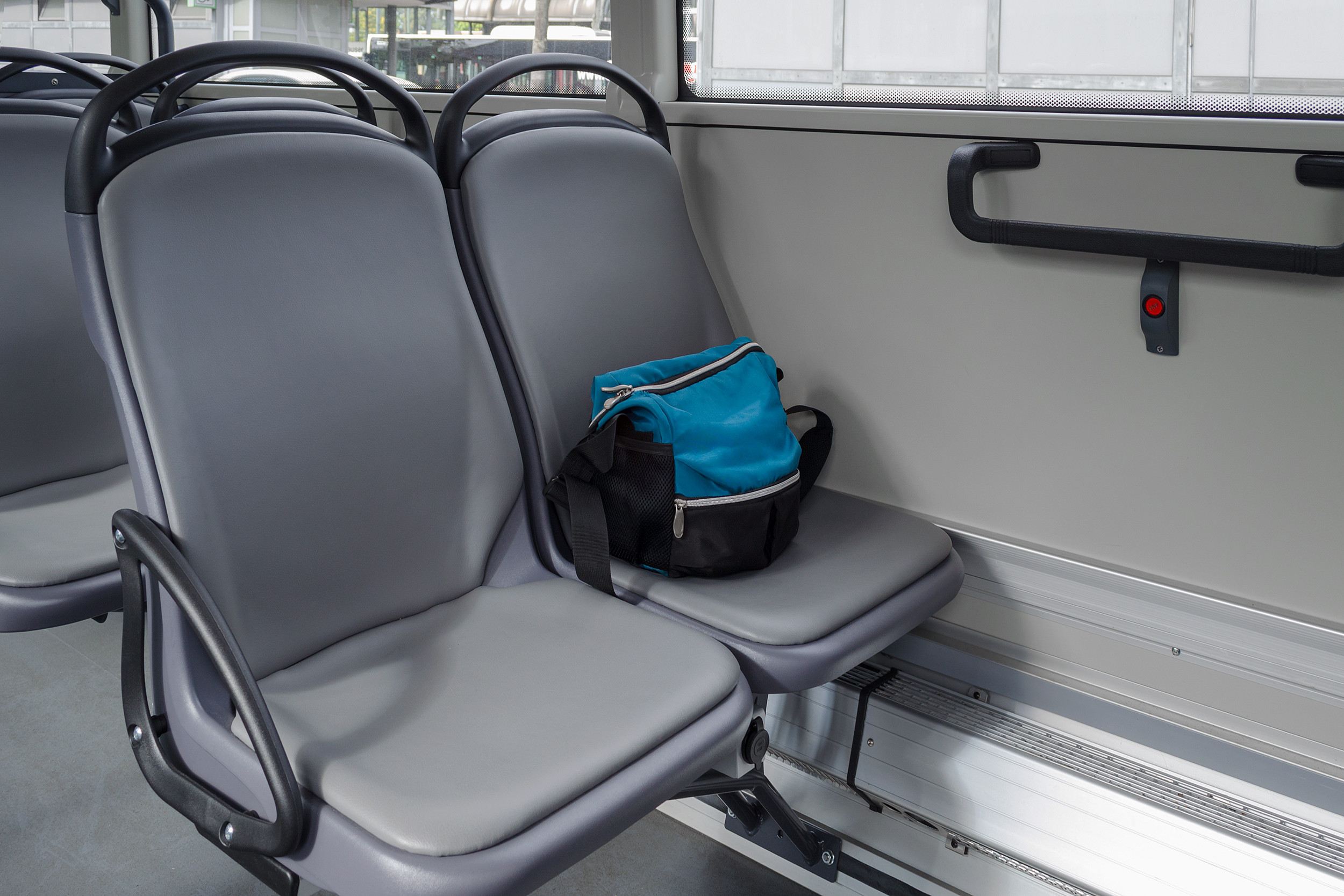 O femeie din Franţa a uitat o geantă ce conţinea 40.000 de euro într-un autobuz. Cum s-a terminat totul