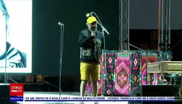 Sute de pasionaţi ai Deltei au ţinut un moment de reculegere pentru Ivan Patzaichin, în faţa scenei din Tulcea