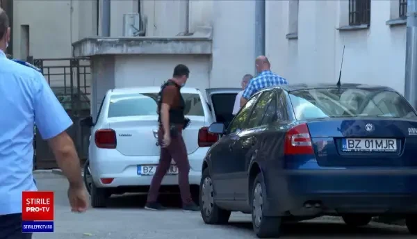 Crimă șocantă în județul Buzău. Un tânăr este acuzat că și-ar fi ucis tatăl, după ce i-ar fi bătut iubita