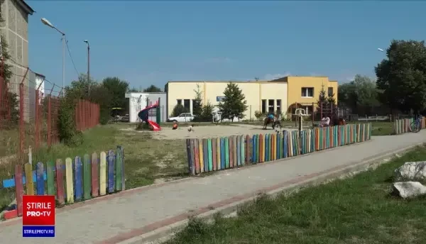 O mamă și-a aruncat copilul de pe tobogan. Băiatul a ajuns la urgențe