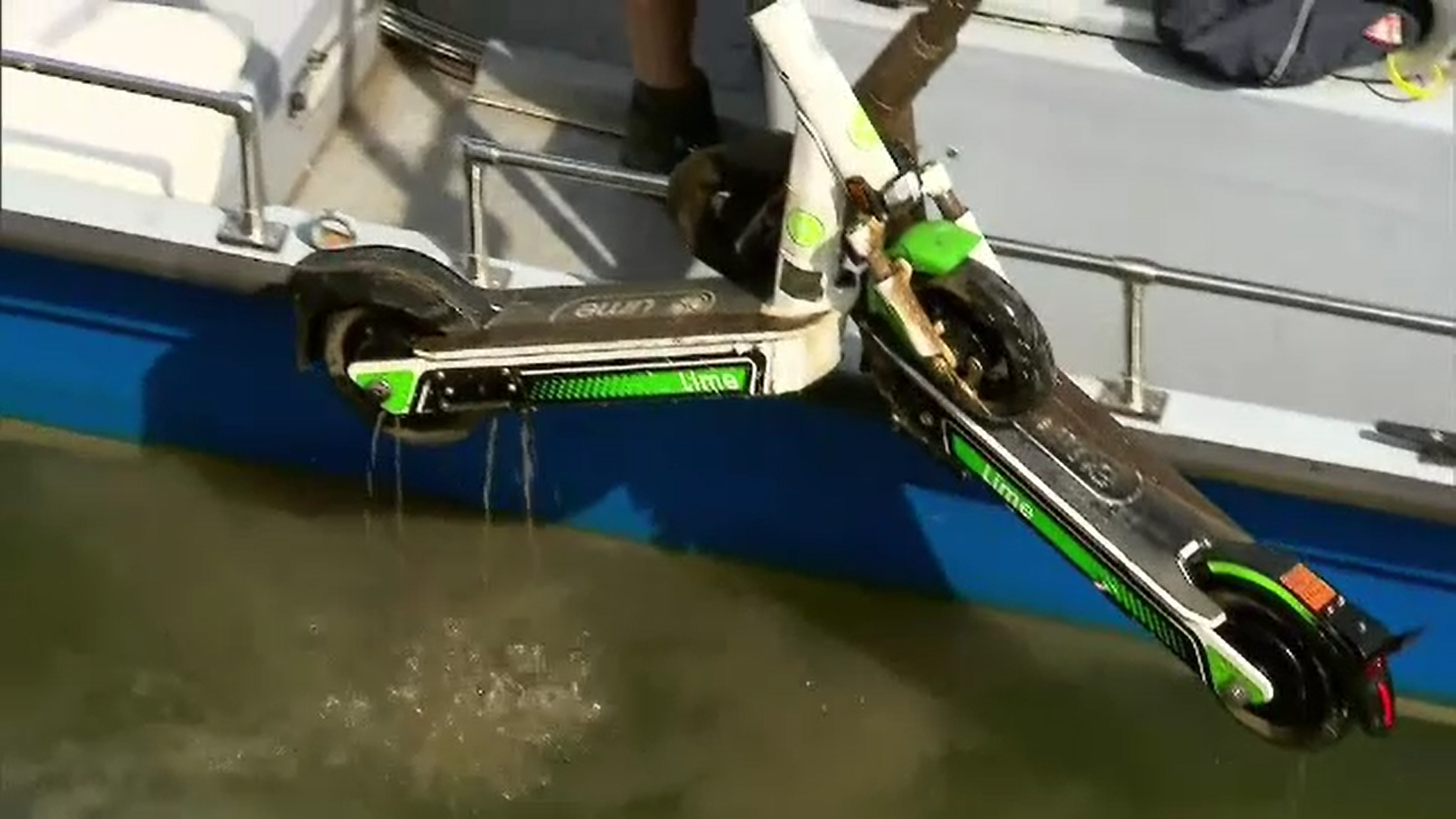 Trotinetele electrice au devenit o problemă gravă de mediu în Germania. Sute de astfel de vehicule au fost aruncate în Rin