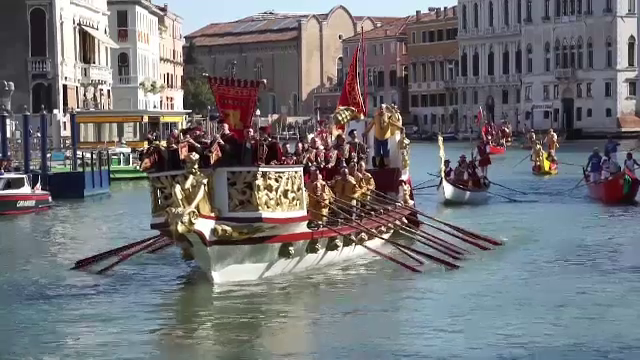 Paradă de bărci, la Veneția. Unele sunt construite după tehnici din secolul al 16-lea