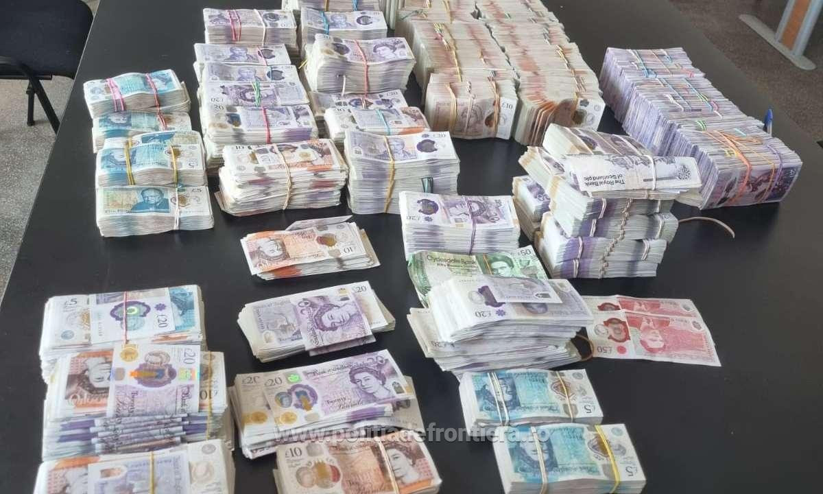 Un bărbat a încercat să iasă din România cu peste 480.000 de lire sterline ascunse în cutii de carton