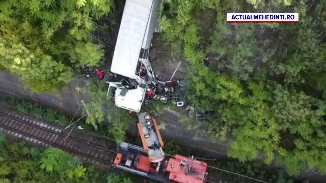 Imagini care sfidează legile fizicii cu un TIR, după un accident în Mehedinți
