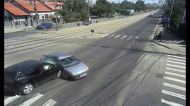 Accident spectaculos, la Timișoara. O mașină a fost izbită de un alt autoturism și s-a răsturnat în mijlocul drumului