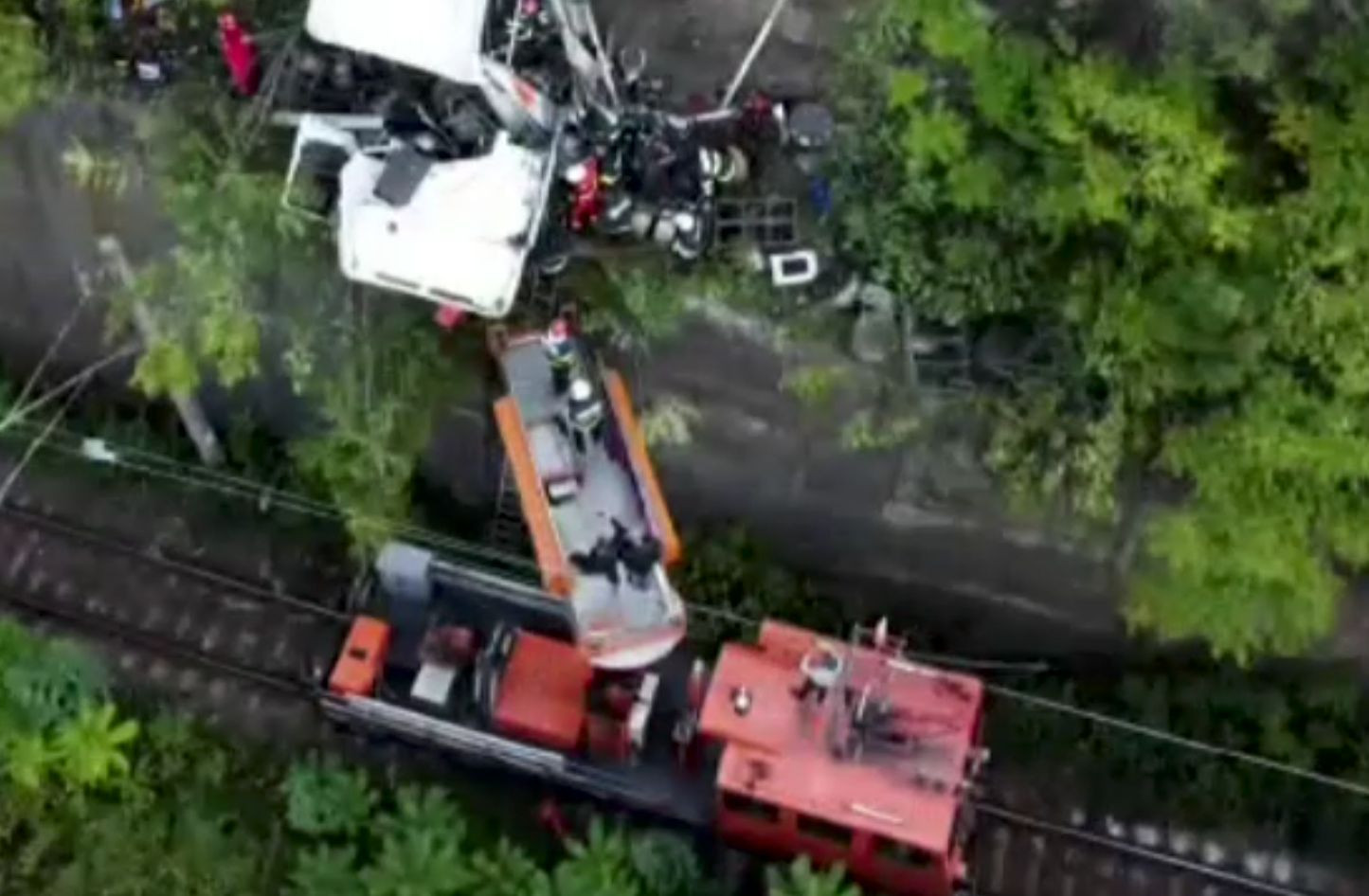 TIR suspendat la zece metri deasupra căii ferate, rămas în echilibru pe margine, la Orșova. Șoferul a avut un noroc uriaș