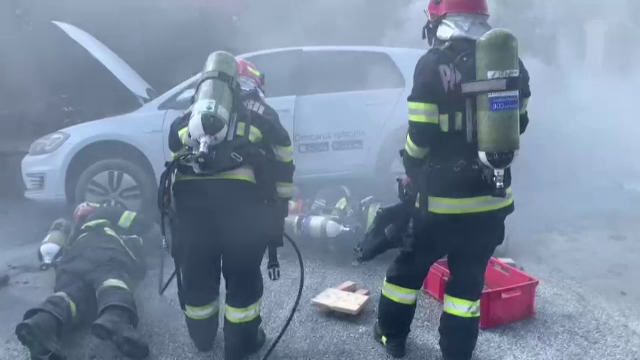 Ce trebuie să facă proprietarii de mașini electrice dacă vehiculele iau foc. Sfaturile specialiștilor