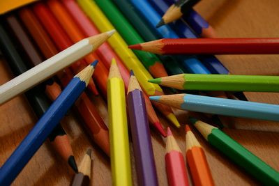 Rechizitele s-au scumpit în această toamnă. Câți bani scot părinții elevilor din buzunar