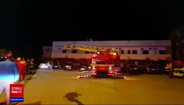 VIDEO. Incendiu puternic la un hotel din Eforie Sud în care se aflau peste 80 de persoane