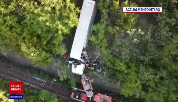 TIR suspendat la zece metri deasupra căii ferate, rămas în echilibru pe margine, la Orșova. Șoferul a avut un noroc uriaș