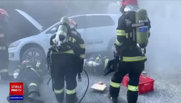 Ce trebuie să facă proprietarii de mașini electrice dacă vehiculele iau foc. Sfaturile specialiștilor