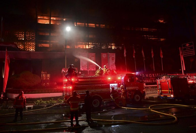 Incendiu la o închisoare din Jakarta. Zeci de deținuți au murit