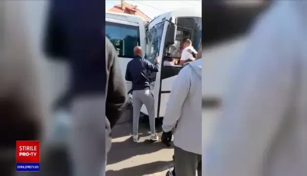 Un microbuz a intrat în altul oprit, în București: Zece persoane au ajuns la spital