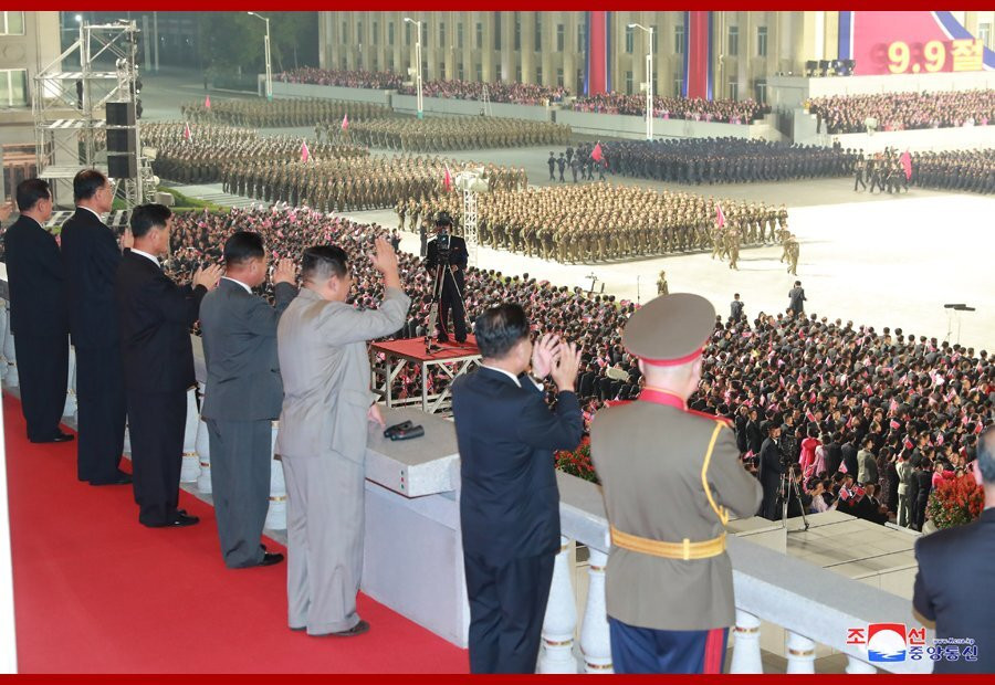 Paradă militară nocturnă la Phenian, a treia în mai puțin de un an. GALERIE FOTO