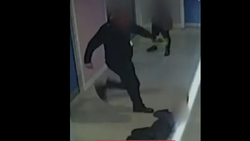 VIDEO. Un copil cu autism în vârstă de 10 ani a fost bătut cu brutalitate de un ofițer de poliție