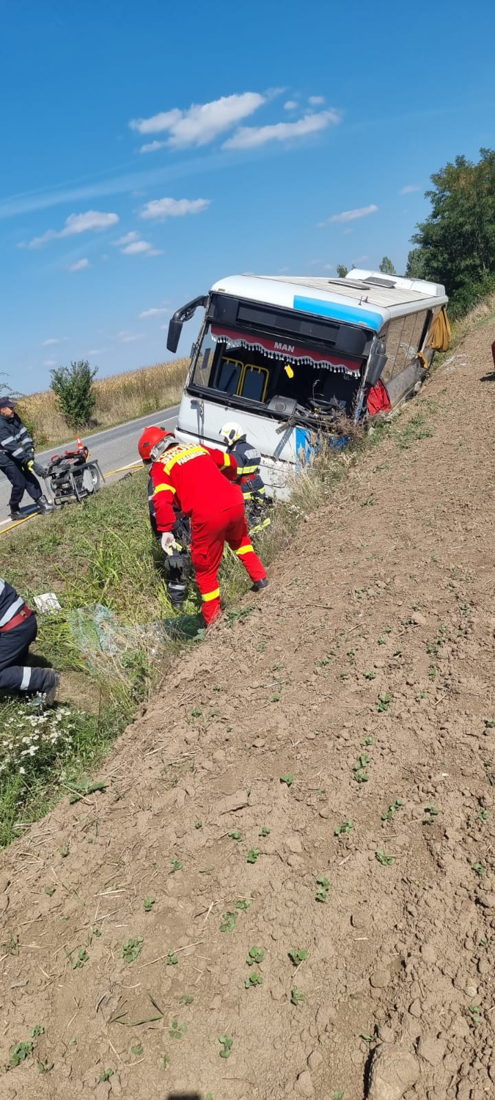 Un autobuz în care se aflau 21 de persoane s-a răsturnat pe DN 19, în Bihor. A fost activat Planul roşu de intervenţie