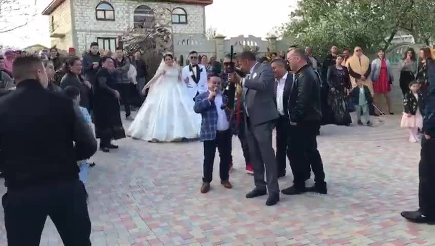 Imagini șocante la o nuntă la care cânta Adrian Minune. Câțiva nuntași au tras cu mitralierele în aer. VIDEO