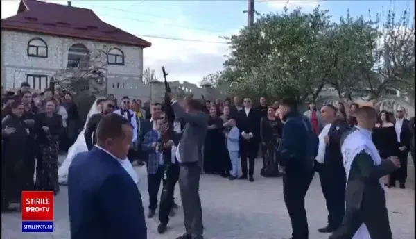 Imagini șocante la o nuntă la care cânta Adrian Minune. Câțiva nuntași au tras cu mitralierele în aer. VIDEO