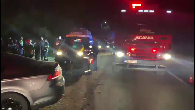 Accident grav pe DN 7. Șase persoane au fost rănite după ce s-au izbit două mașini