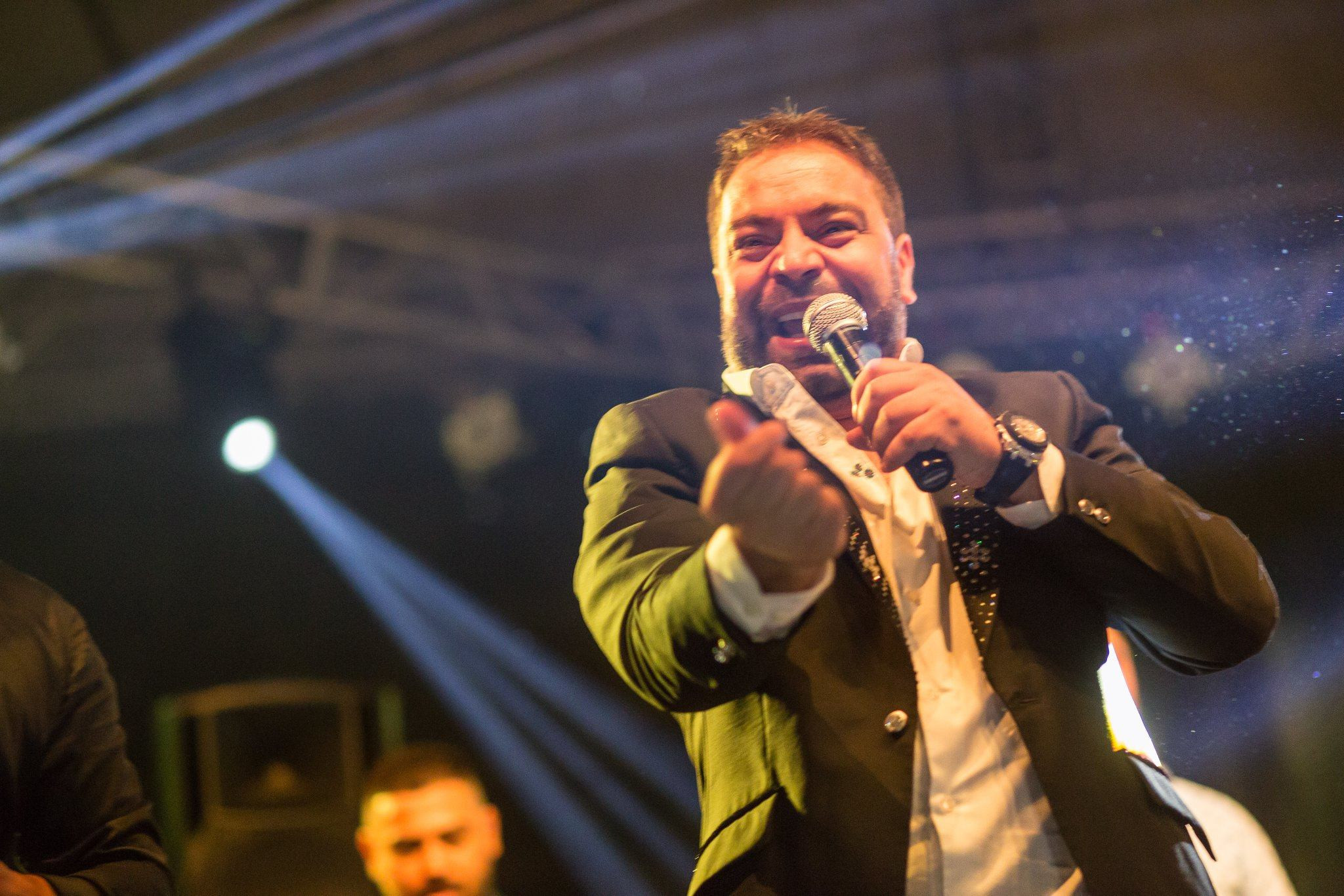 Adi Minune nu e singurul pățit. Manelistul Florin Salam a scăpat microfonul din mână la o nuntă cu focuri de armă VIDEO