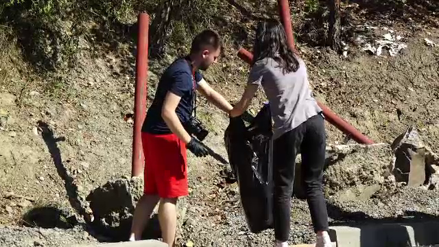 Stațiunea Colibița este mai curată acum datorită unor tineri. Au strâns gunoaiele lăsate în urmă de turiști