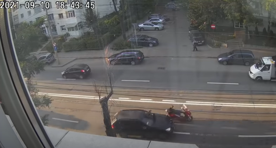 O șoferiță din Iași a lovit intenționat cu mașina un motociclist care mergea în paralel cu ea VIDEO