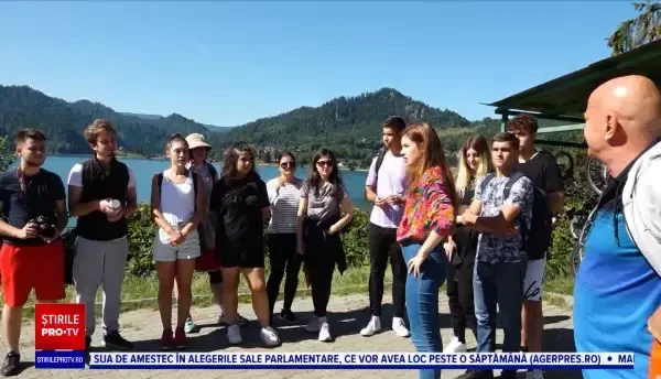 Stațiunea Colibița este mai curată acum datorită unor tineri. Au strâns gunoaiele lăsate în urmă de turiști