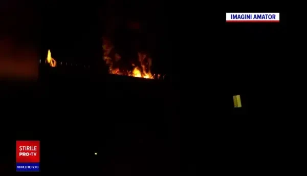 Incendiu puternic în nordul Capitalei. Flăcările au ars violent pe terasa unui bloc aflat în construcție