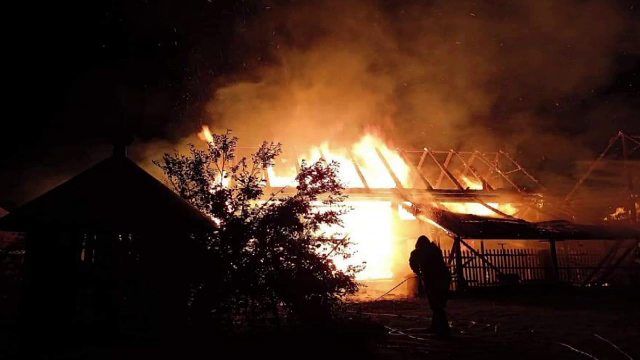 Incendiu puternic în județul Harghita. O femeie a avut nevoie de îngrijiri medicale