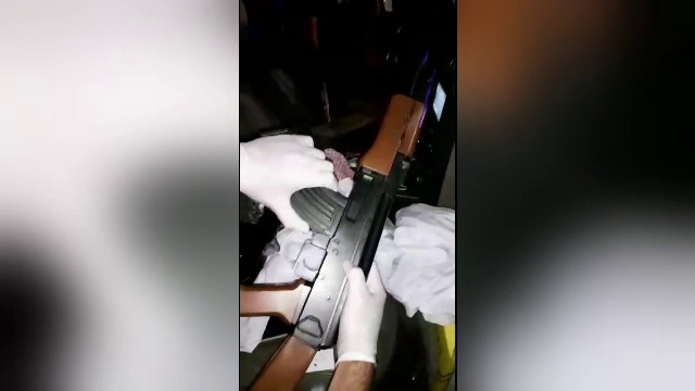 Live pe Facebook cu mai multe "arme" într-un autoturism. Polițiștii au deschis dosar penal