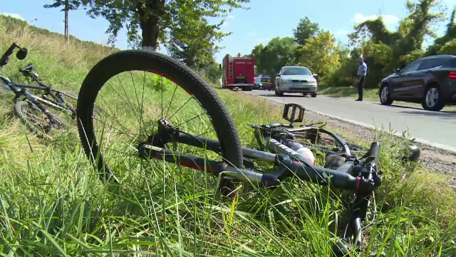 Un șofer a provocat un accident în care două persoane au fost rănite, apoi a fugit de la locul faptei