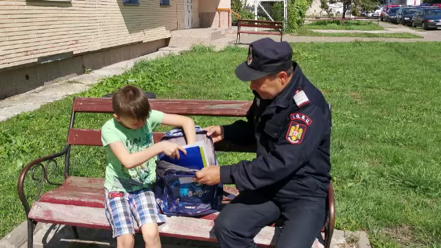 173 de copii care provin din familii sărace au primit ghiozdane și rechizite din partea pompierilor din Botoșani