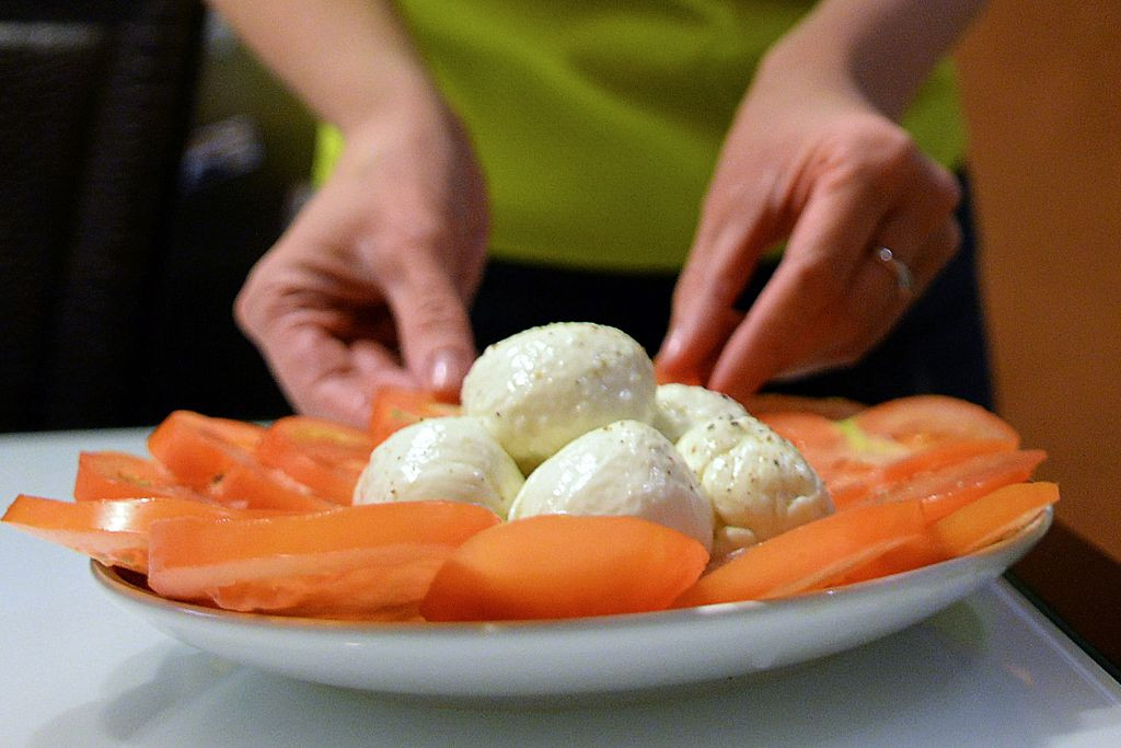 Mozzarella – ce este, cum se face și cum o folosim corect în bucătărie