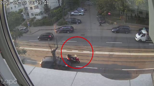 Reglare de conturi în trafic la Iași. O şoferiţă a lovit intenționat un motociclist și l-a proiectat în altă maşină