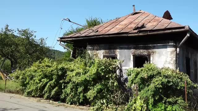 Un bărbat și-a găsit sfârșitul într-o casă abandonată, după ce s-a intoxicat cu fum