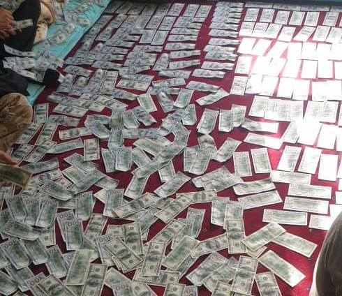 VIDEO. Talibanii au găsit 6,5 milioane de dolari şi lingouri de aur în casa fostului prim-vicepreşedinte afgan