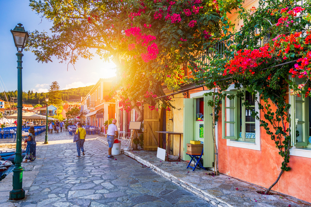 Grecia ia măsuri împotriva celor nevaccinați. Angajații și elevii, nevoiți să se testeze săptămânal pe banii lor