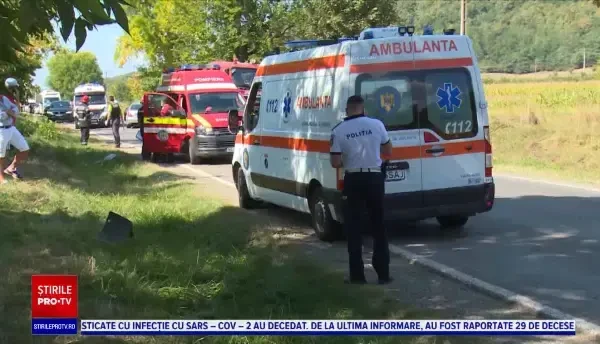 Un șofer a provocat un accident în care două persoane au fost rănite, apoi a fugit de la locul faptei