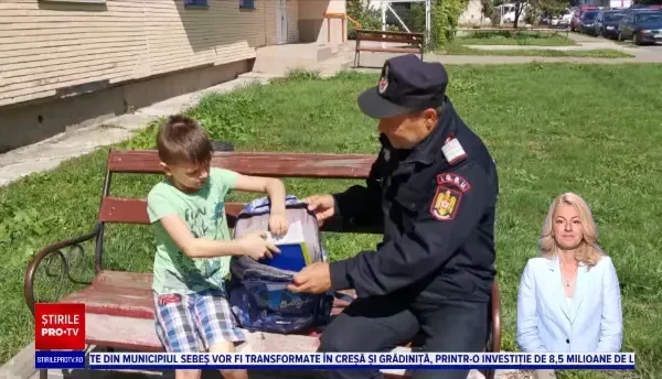 173 de copii care provin din familii sărace au primit ghiozdane și rechizite din partea pompierilor din Botoșani