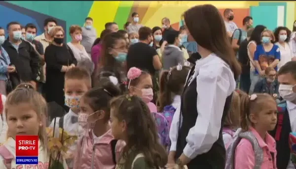 Școală în pandemie. În Craiova, părinții au fost nevoiți să arate certificate de vaccinare