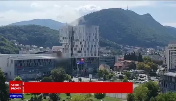 Șicanare în trafic, în Iași. O şoferiţă a tras de volan şi a proiectat un motociclist în altă maşină