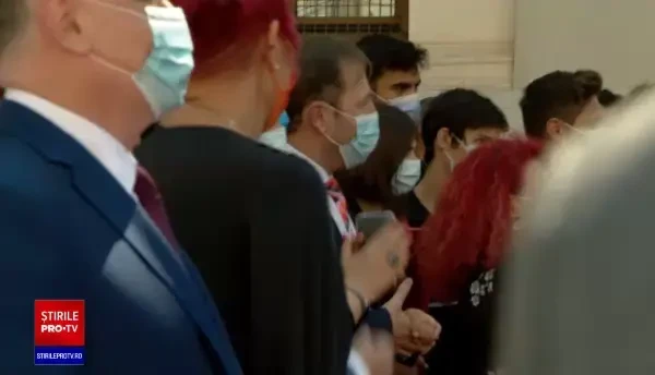 VIDEO Rockerul Florin Cîțu a dat din cap pe muzica celor de la Voltaj, la deschiderea anului școlar de la Colegiul Lazăr