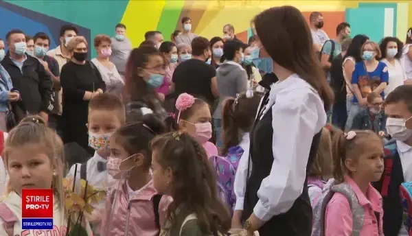 Școală în pandemie. În Craiova, părinții au fost nevoiți să arate certificate de vaccinare
