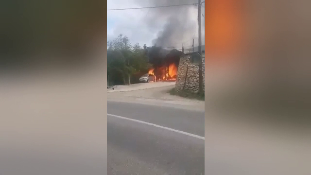 Incendiu puternic într-o localitate din Munții Apuseni. O spălătorie auto, cuprinsă de flăcări