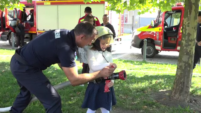 Zi specială pentru pompierii din România. Copii au asistat la demonstrații și exerciții în Alba Iulia și Târgu Mureș