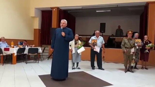 Petrecere surpriză pentru mai mulți pensionari din Glodeni: ”Nu m-am gândit să dansez la anii ăștia, la 70 de ani”