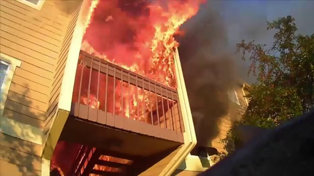 Complex rezidențial din Kansas, cuprins de flăcări uriașe. 16 apartamente au fost afectate