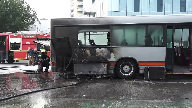 Momente de groază &icirc;n T&acirc;rgu Mureș. Un autobuz a luat foc &icirc;n mers: &rdquo;Noi cumpărăm toate rablele din străinătate&rdquo;