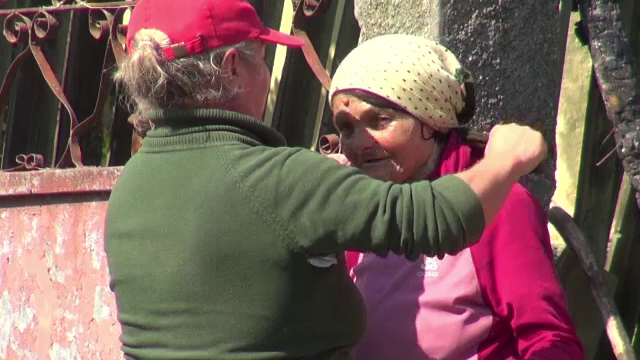 Suferința unei bătrâne care a rămas pe drumuri după ce i-a ars casa. Are 5 copii, dar niciunul nu o ajută